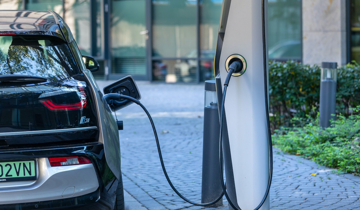 W ciągu roku liczba samochodów elektrycznych podwoiła się, w efekcie może brakować ładowarek