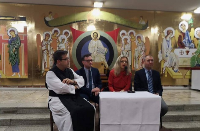 Wiec wyborczy Wassermann w kaplicy