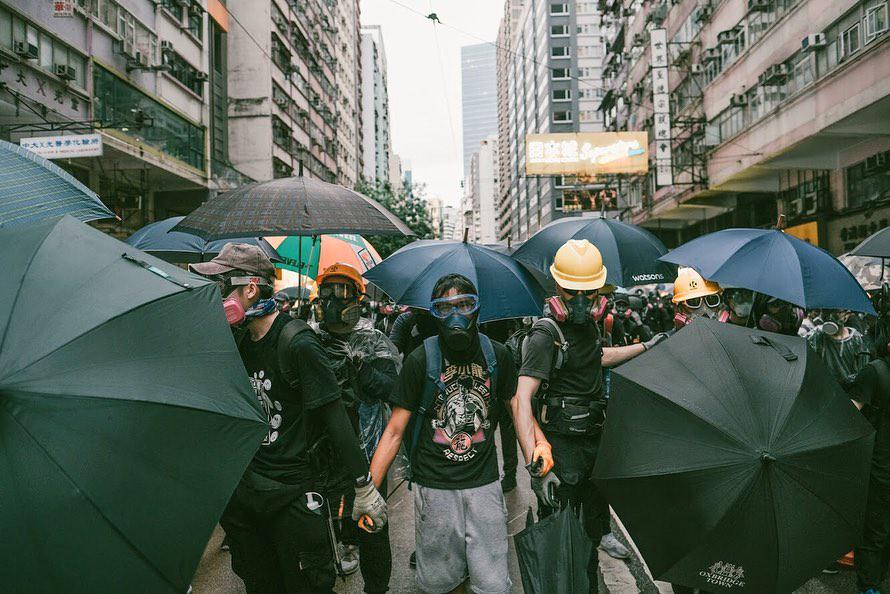 Chiny zakazują wwozu czarnych ubrań i parasoli do Hong Kongu