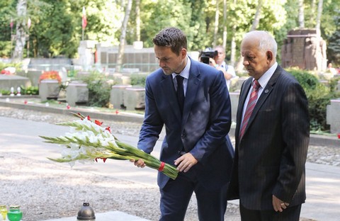 Trzaskowski: "Apeluję - dziś i jutro skupmy wszystkie myśli na Powstańcach"