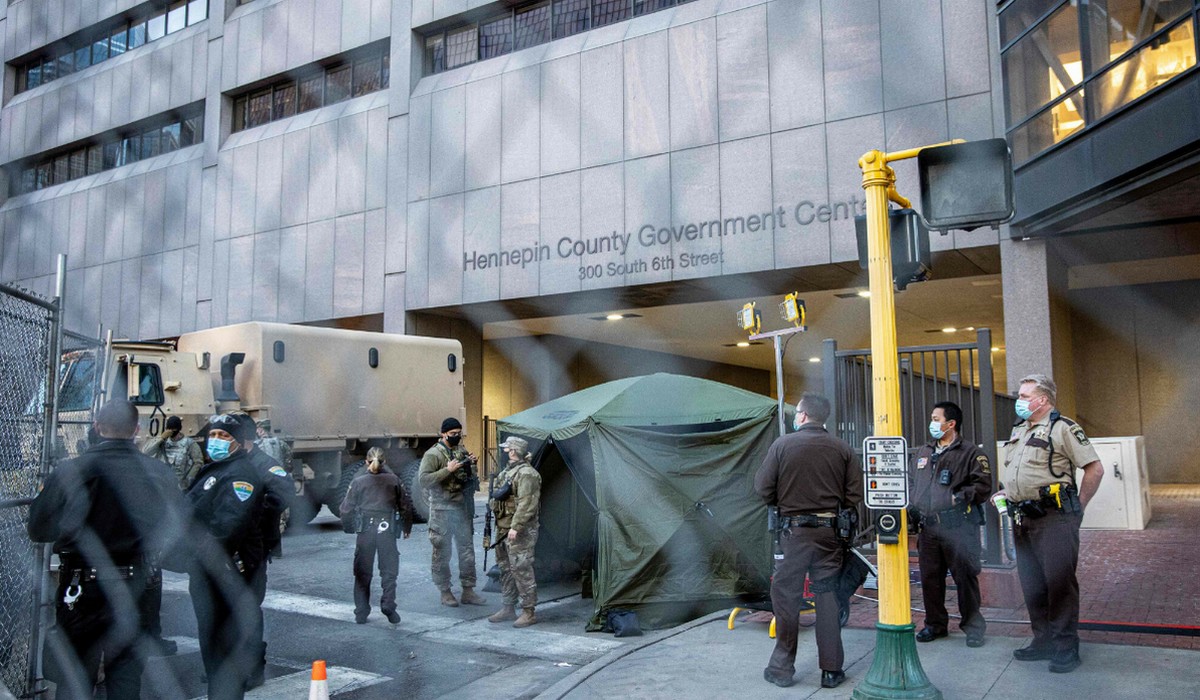 USA: proces policjanta, który zabił Floyda, sala sądowa pilnowana jak na wojnę