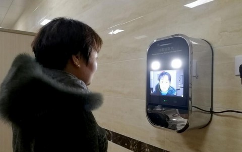 W Chinach pojawiły się dozowniki papieru toaletowego rozpoznające twarze