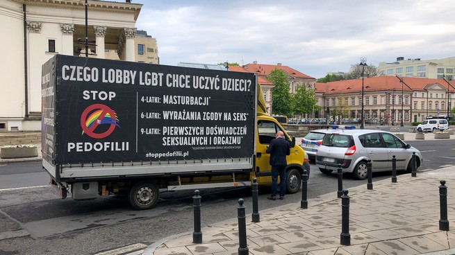 Warszawa: kolejne zatrzymanie samochodu propagandowego fundacji Kai Godek