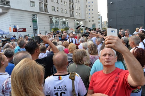 Patryk Jaki chwali się frekwencją na Pradze. I wyśmiewa "szybę Rafała"