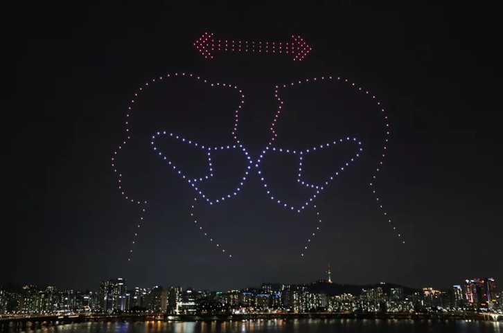 Seul: rząd przypomina o dystansie społecznym projekcją z dronów