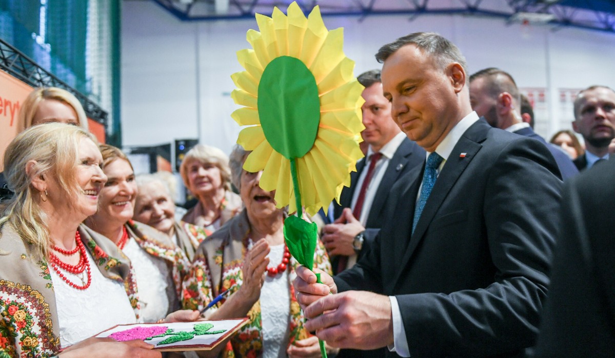 Andrzej Duda życzy kobietom, żeby były traktowane elegancko i z godnością