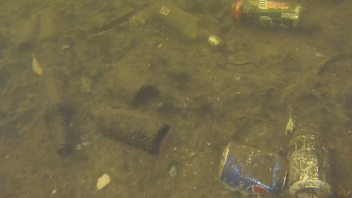 Płetwonurek nagrał, co leży na dnie jeziora. Sprząta je od 4 lat