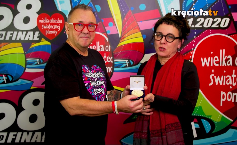 Olga Tokarczuk przekazała replikę medalu noblowskiego na aukcję WOŚP