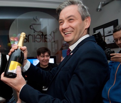 Sondaż: Polacy najchętniej spędziliby Sylwestra z Biedroniem