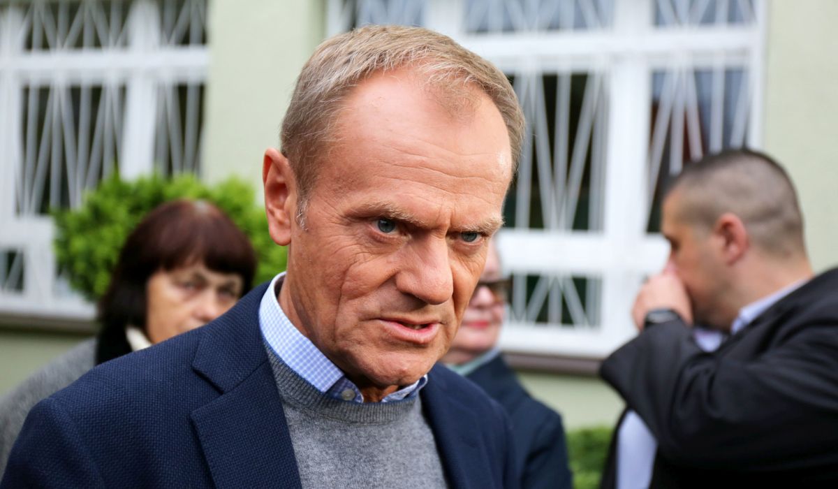 Sondaż: Tusk jednocześnie spaja i ciąży opozycji, 52% Polaków nie chce go w Sejmie