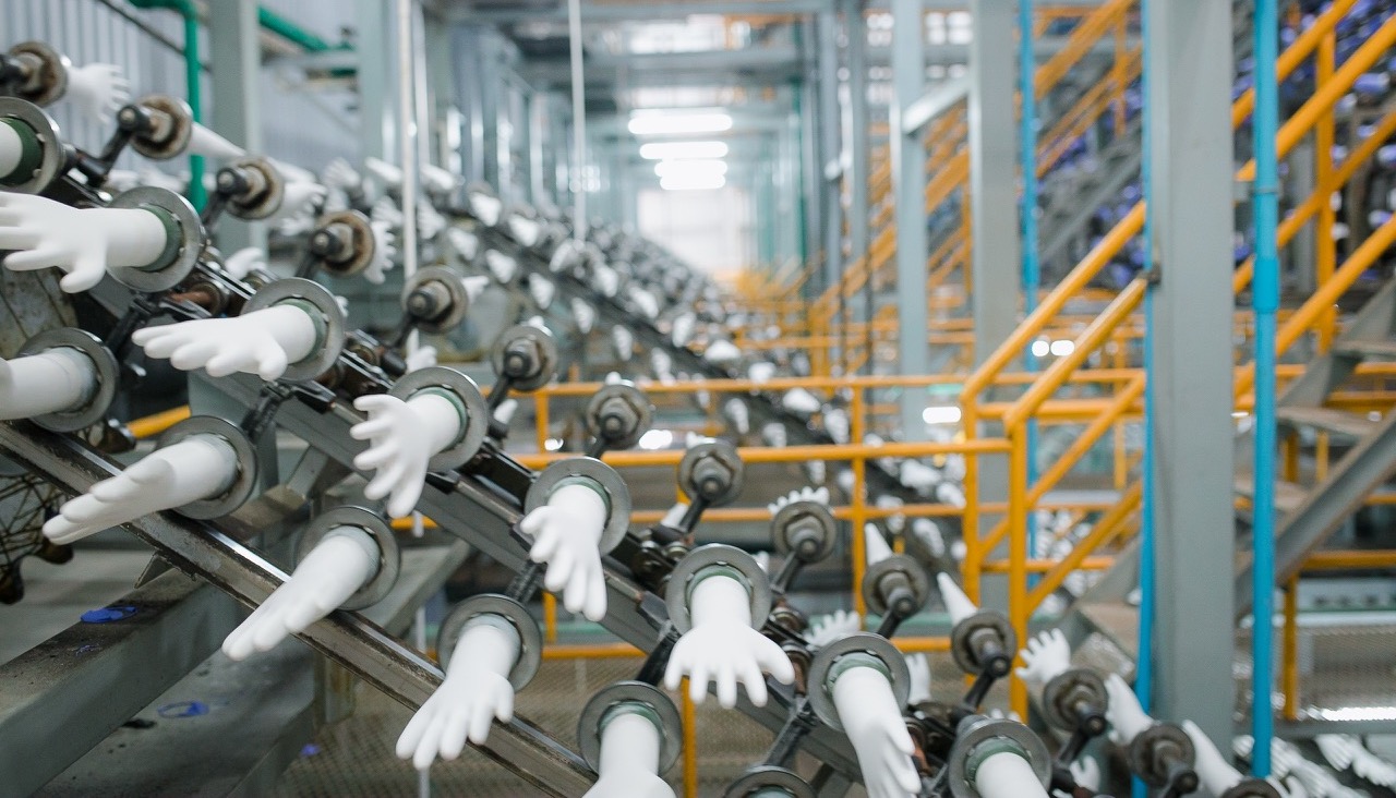 Nieliczni wygrani: producent rękawic ochronnych zarobił więcej w 3 miesiące niż przez 10 lat