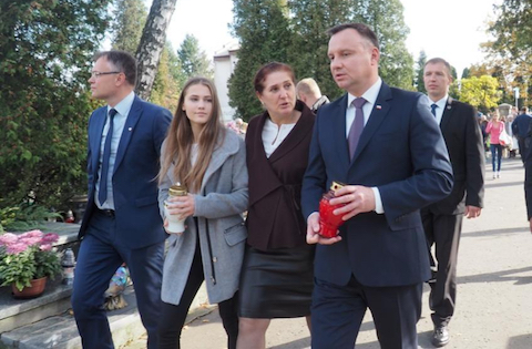 Kampania na cmentarzu w Nowym Sączu. Duda wspiera kandydatkę PiS na prezydenta