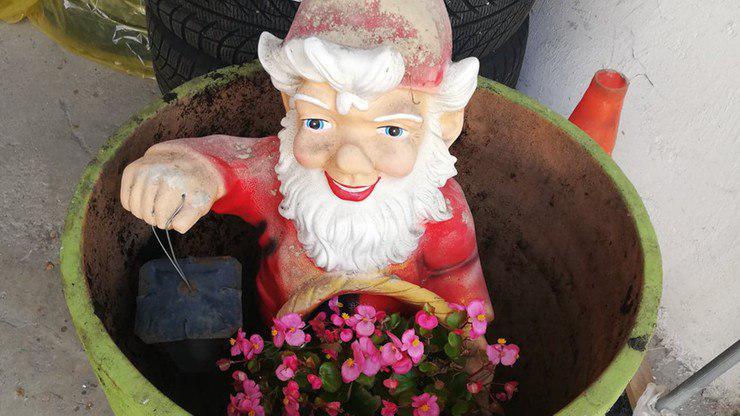 Żyrardów: policja zatrzymała złodziei krasnali ogrodowych