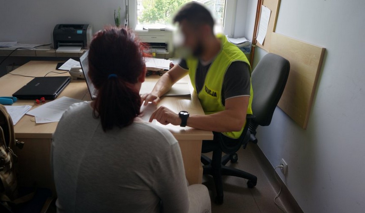 Elbląg: wyciekło nagranie, jak policjanci w niemiły sposób przesłuchiwali 18-letnią dziewczynę, która była świadkiem zdarzenia