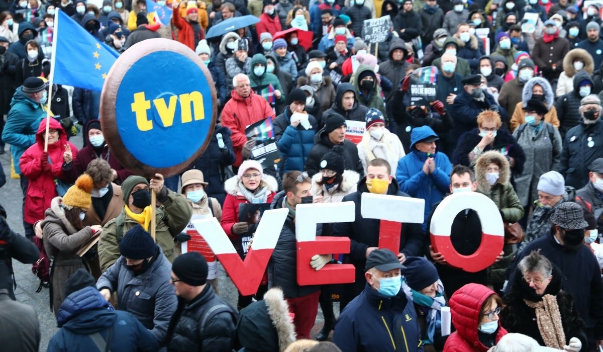 Ponad 100 protestów w obronie wolnych mediów w całej Polsce, pod apelem TVN już 2,2 mln podpisów