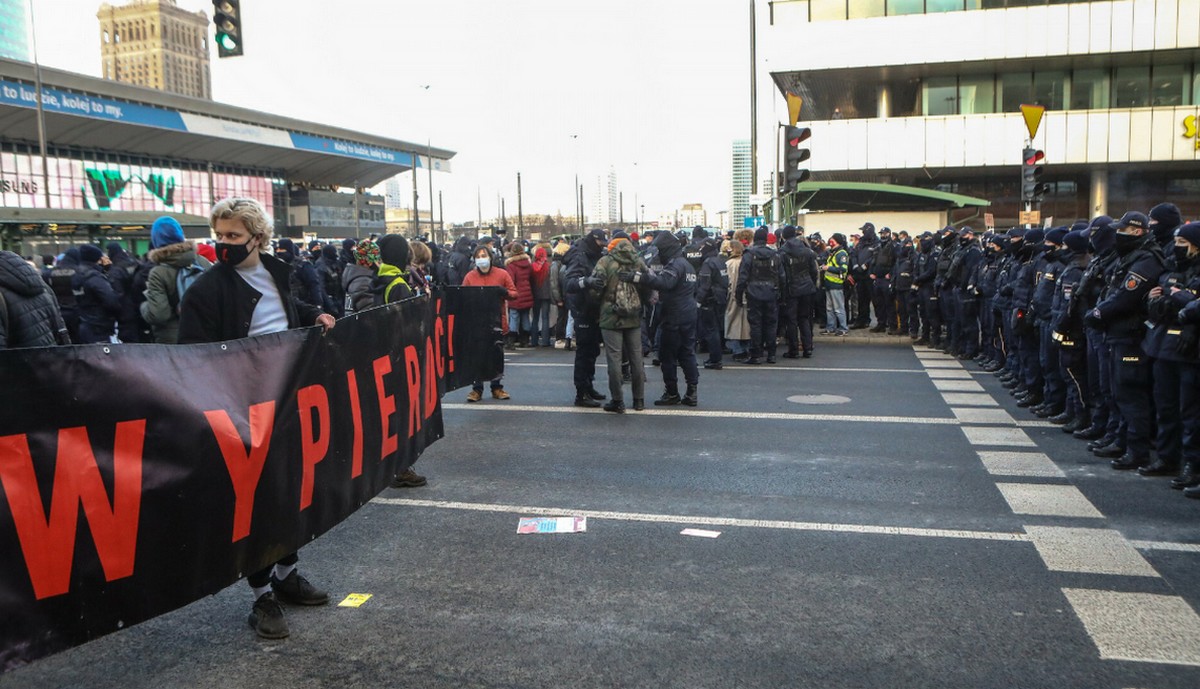 Warszawa: protest Strajku Kobiet w Dzień Kobiet. Policjanci troskliwe otoczyli protestujące kordonem
