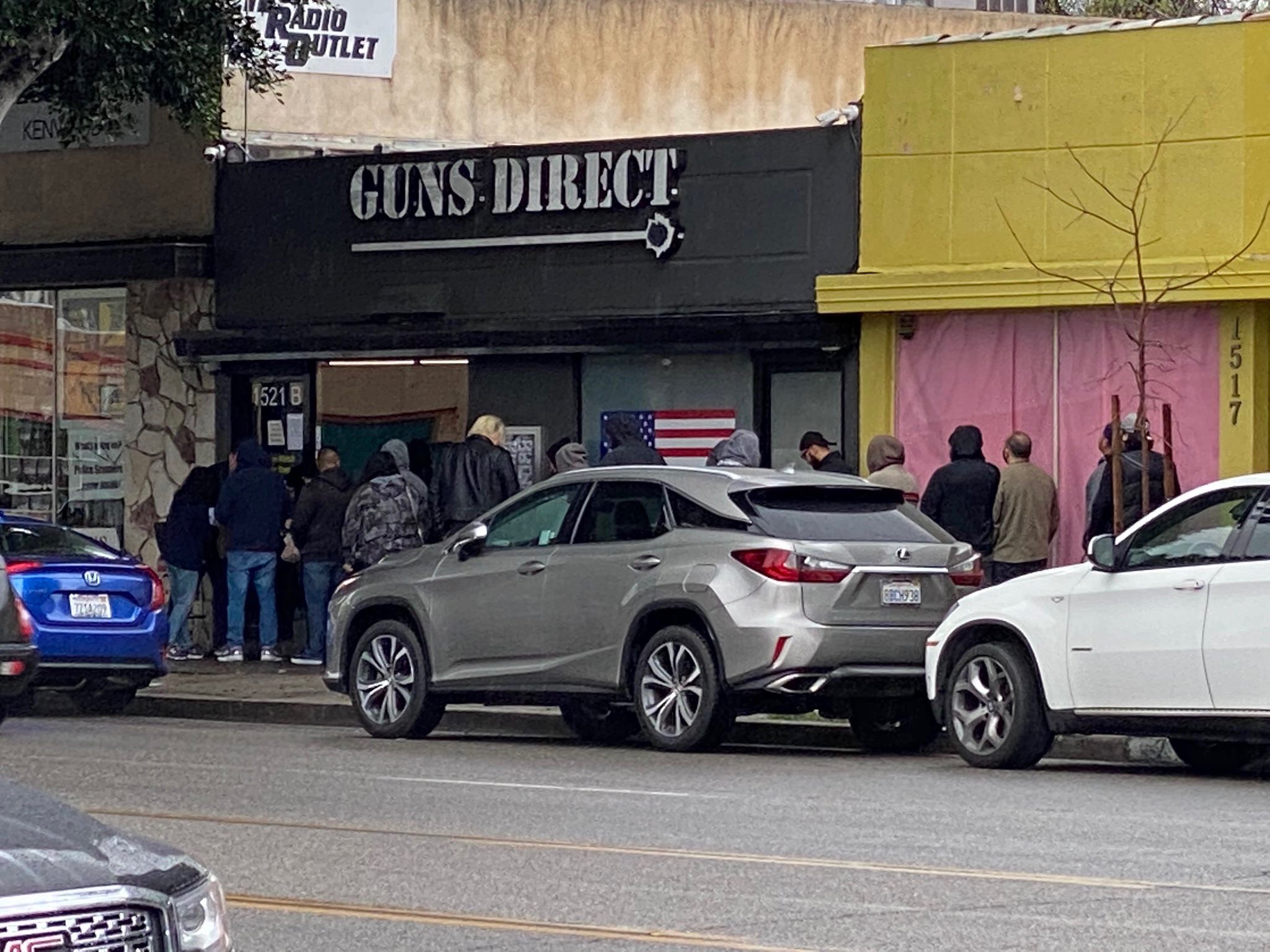 Amerykanie stoją w kolejkach po broń, wzrosła też sprzedaż amunicji