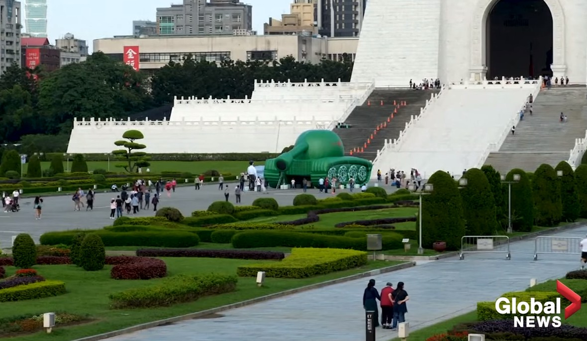 Tajwan: partyzancki dmuchany pomnik Tank Mana na 30-lecie masakry