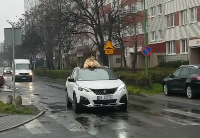 Ksiądz dziarsko przepędzał wirusa wystając z elektrycznego SUVa i wyglądał jak mały czołg