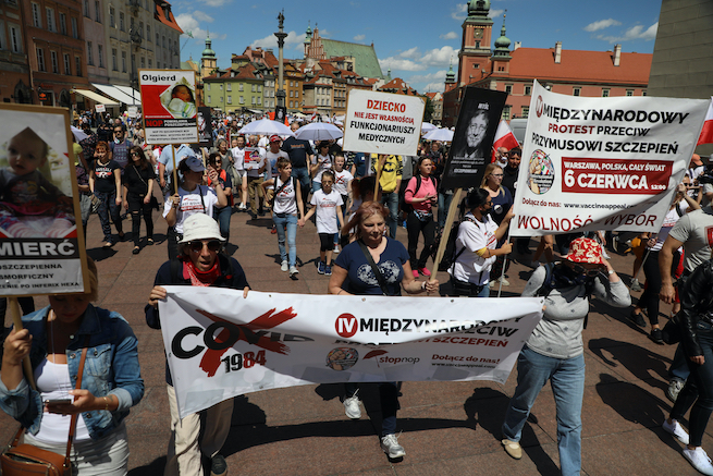 Warszawa: protest przeciwko przymusowym szczepieniom, 5G i czemuś tam jeszcze