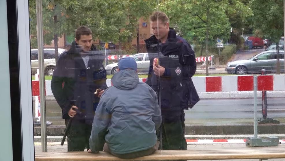 Youtuberzy przebrali się za policjantów, oszukiwali i straszyli ludzi, ale przecież "na żarty"  