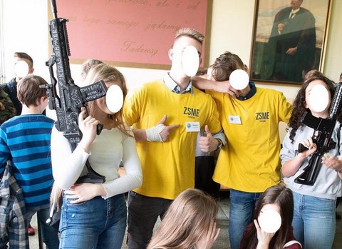 Tarnów: uczniowie chwalili się repliką broni stylizowaną na broń zamachowca z Nowej Zelandii