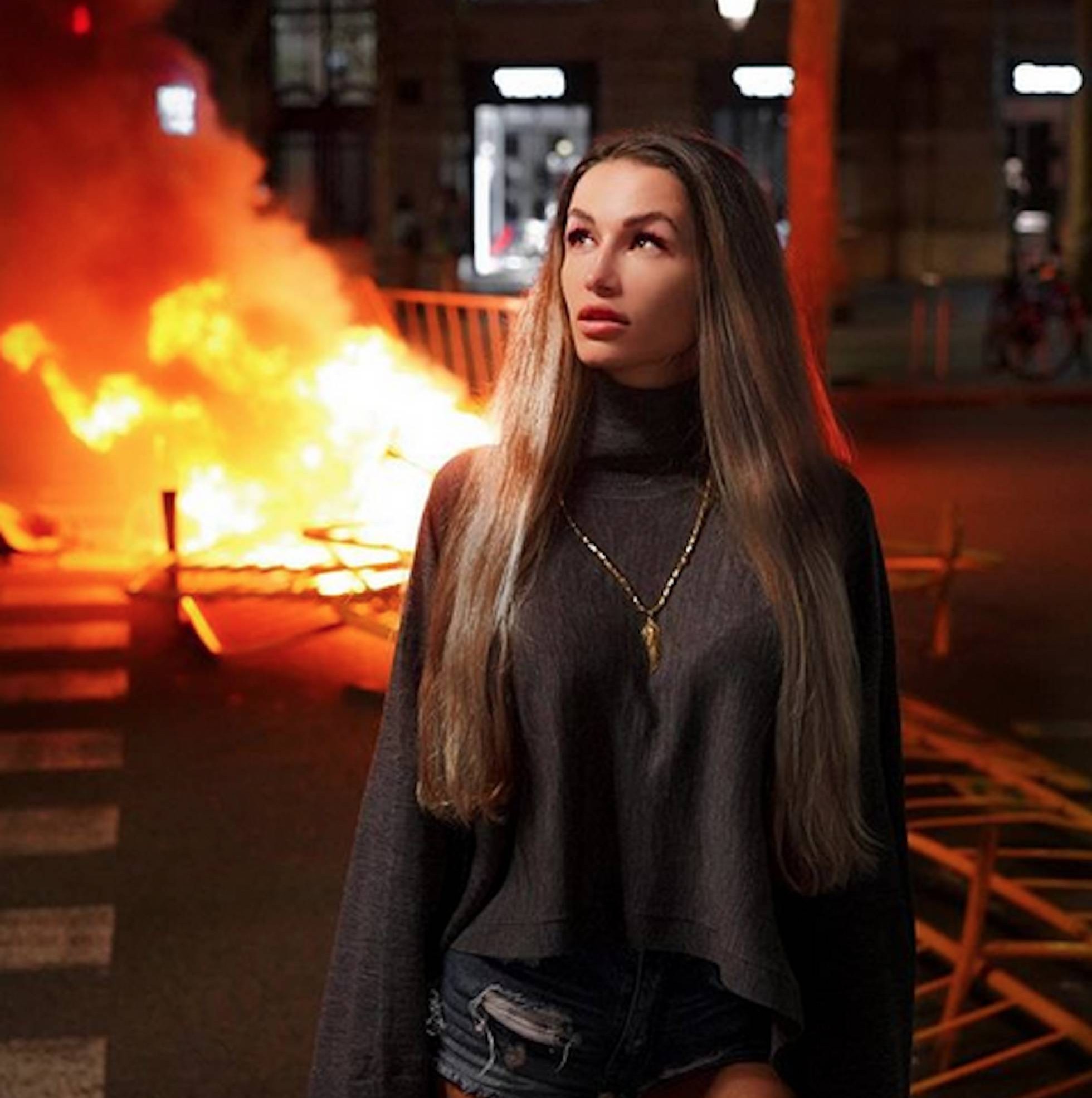 Instagramerka pozuje na tle płonących barykad w Barcelonie