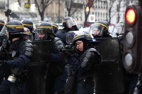 Francja: apel o zakaz strzelania przez policję gumowymi pociskami