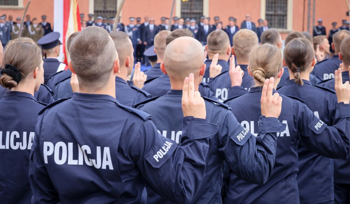 Policja chwali się, że wreszcie jest więcej chętnych do służby, związkowcy studzą entuzjazm