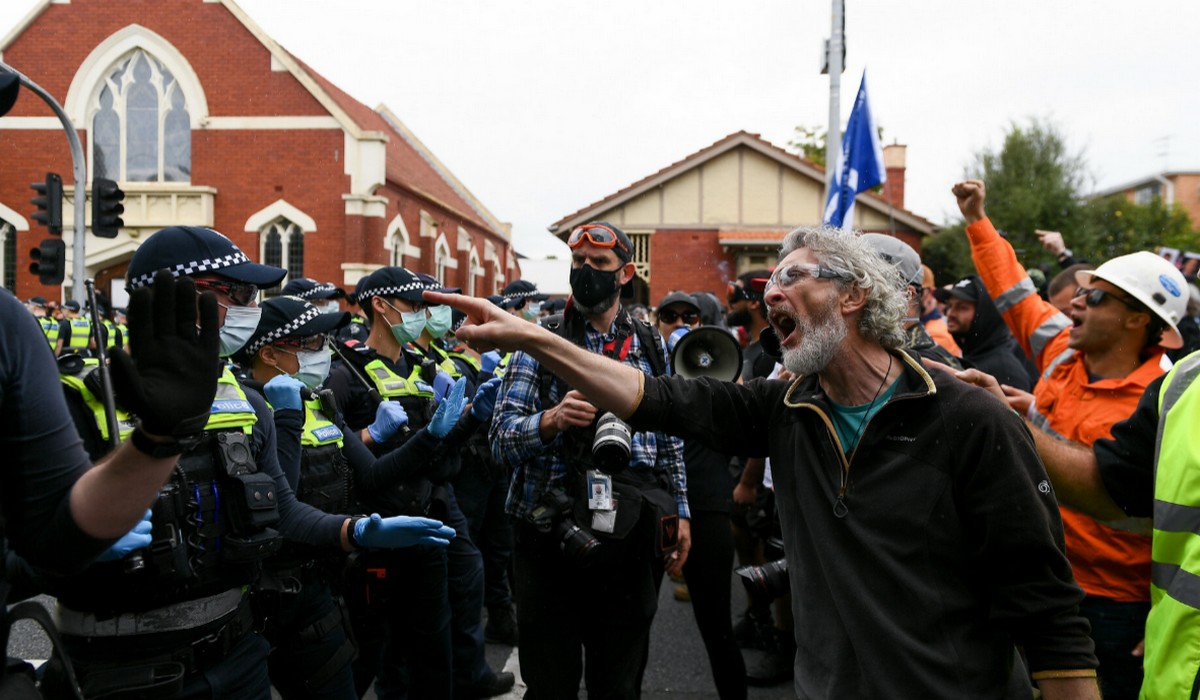 Australia: antyszczepionkowa skrajna prawica starła się na ostro z policją