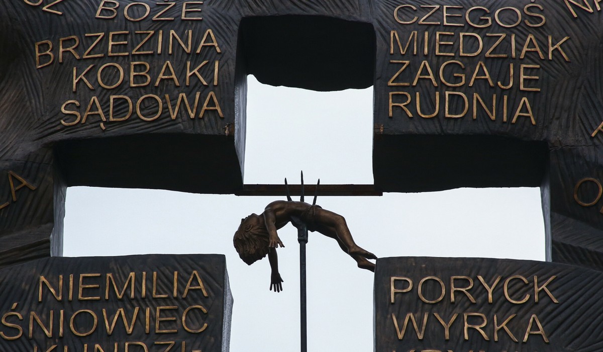 Domostawa: słynny drastyczny pomnik z dzieckiem nabitym na trójząb nie zostanie odsłonięty w terminie