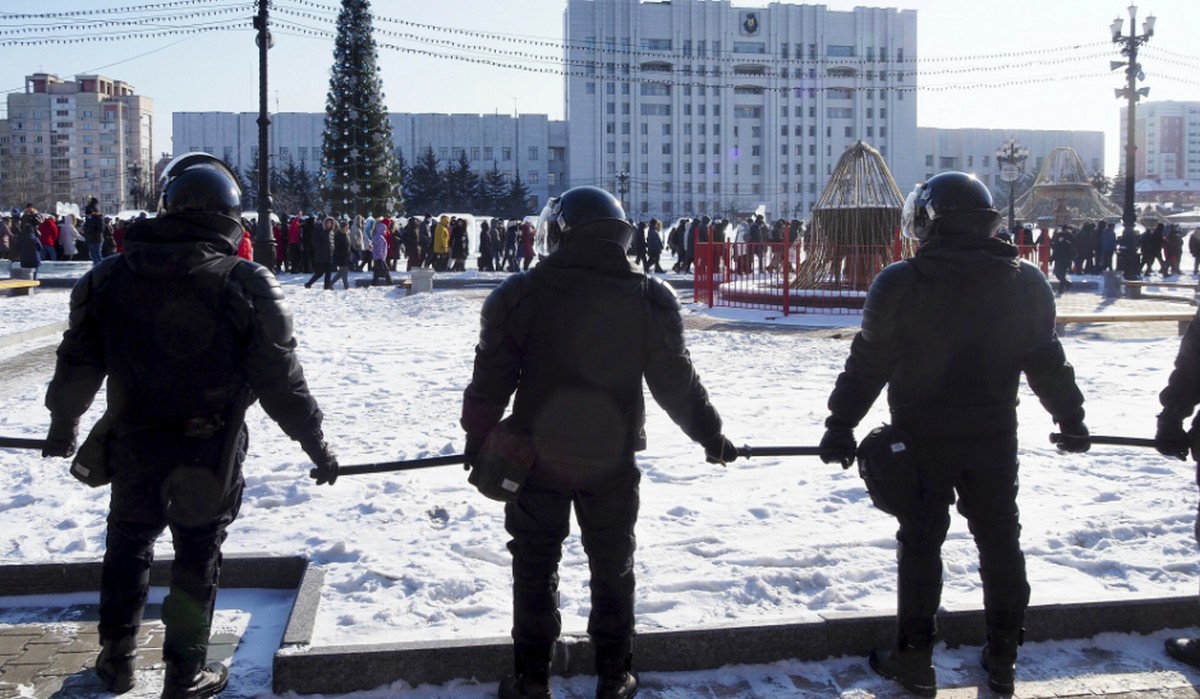 Rosja: pomimo mrozu i radykalnie niemiłej policji, protesty zwolenników Nawalnego robią się masowe