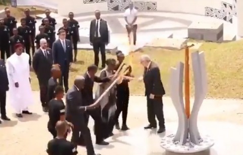 Juncker prawie podpalił prezydenta i Pierwszą Damę w Rwandzie