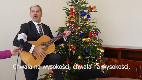 Minister inwestycji i rozwoju gra kolędę na gitarze