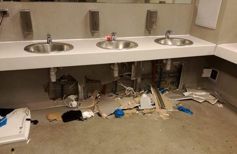 Kibice Legii podpalili flagę Jagielloni i zdemolowali toalety