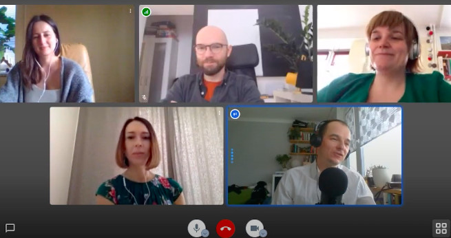 Filmik do wysyłania rodzinie przed teleświętami, jak obsłużyć telekonferencję