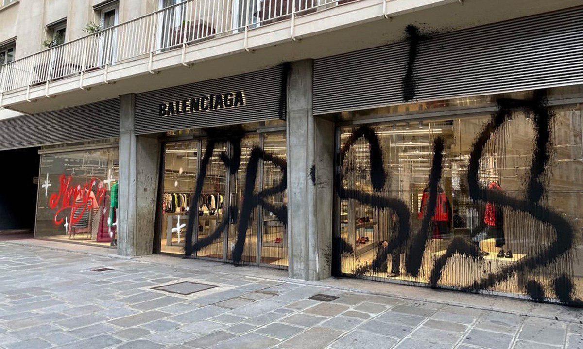 Artysta napisał na witrynie sklepu Balenciagi w Paryżu: "Merry Crisis"