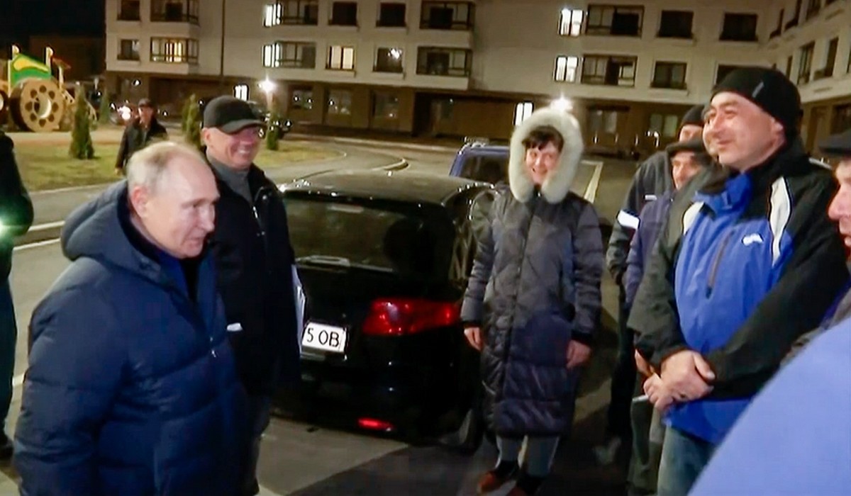 "Rodzina z Mariupola" rozmawiająca z Putinem podczas jego wizyty okazała się być lokalnymi szabrownikami