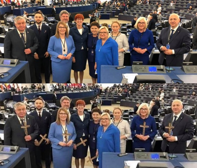 Zdjęcie europosłów PiS z krzyżami w europarlamencie to fejk, i to nie najlepszy