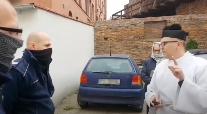 Może chcesz zobaczyć, jak potężny ksiądz elegancko wyjaśnia dwóch policjantów