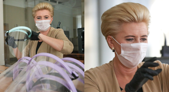 Agata Duda montuje przyłbice medyczne