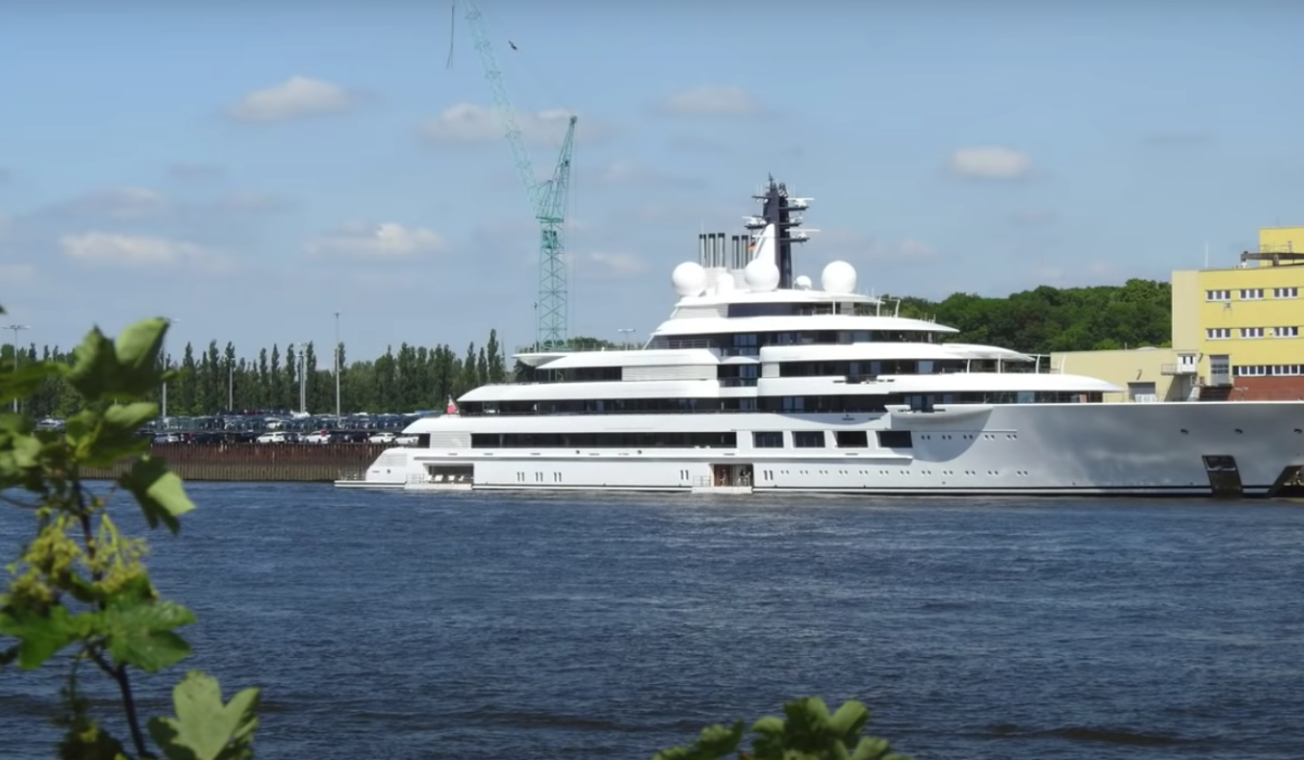 Włosi przejęli giga-jacht Putina, na którym jest lotnisko, baseny i pozłacany kibel