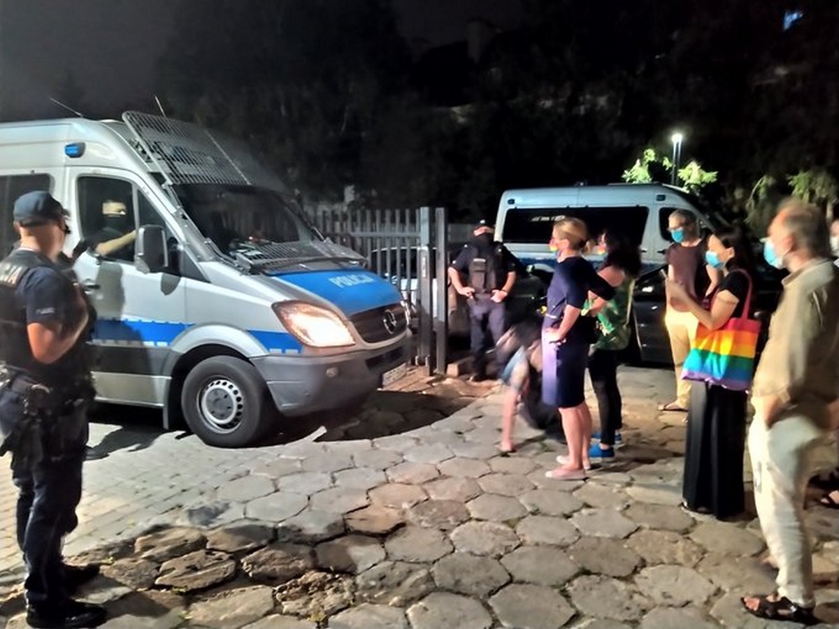 Warszawa: policja chwali się zatrzymaniem aż 48 osób z protestów na Krakowskim Przedmieściu