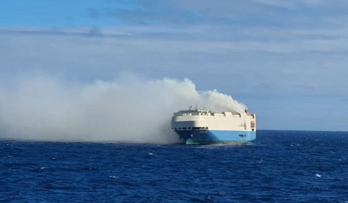Po Atlantyku dryfuje sobie płonący statek z limuzynami Volkswagena