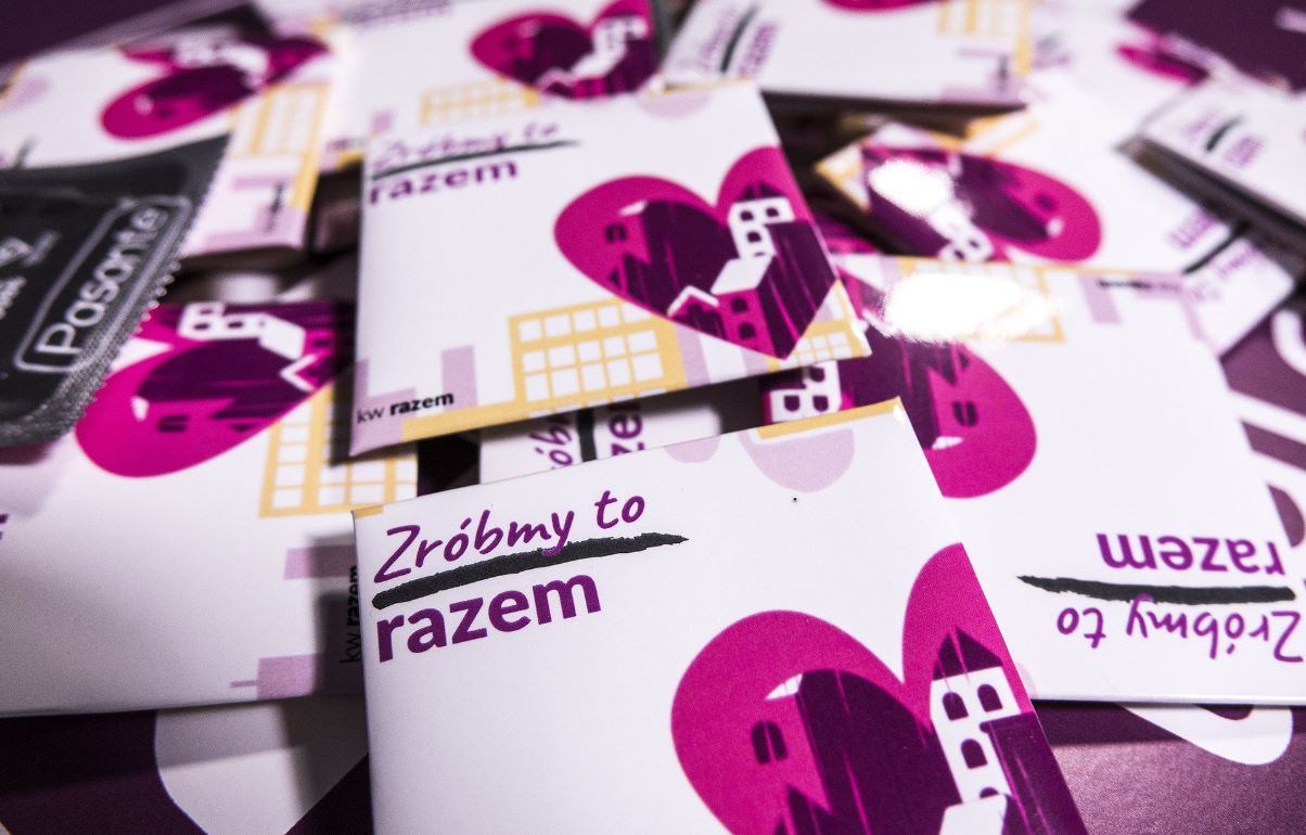 Partia Razem naprawdę rozdawała prezerwatywy "Zróbmy to razem"