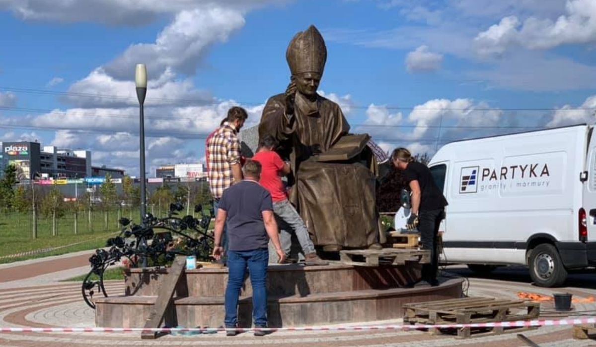 W Rzeszowie stanął szósty pomnik papieża, kosztował 400 tysięcy złotych