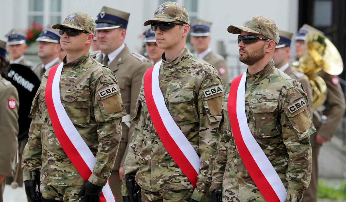 Z jakiegoś powodu funkcjonariusze CBA i ABW rzucają pracę i tam też jest niewesoło