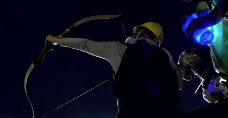 Hong Kong: bitwa na uniwersytecie, studenci używają łuków, płonących strzał i koktajli Mołotowa