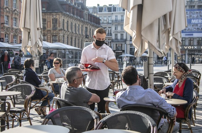 Francja zakaże ogrzewania tarasów i ogródków w restauracjach