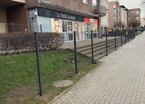 Gdynia: deweloper zagrodził dojście do lokali usługowych i części mieszkań